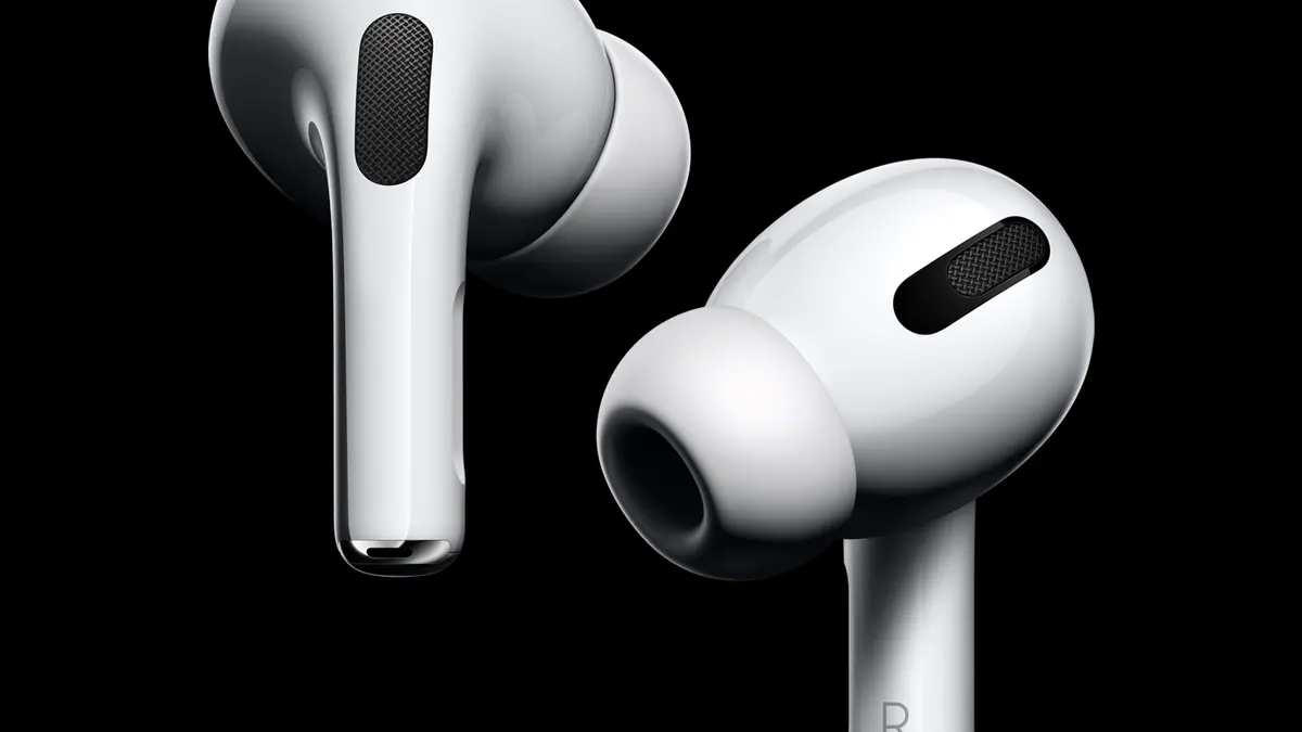 لقطة قريبة لتصميم سماعتي AirPods Pro 3